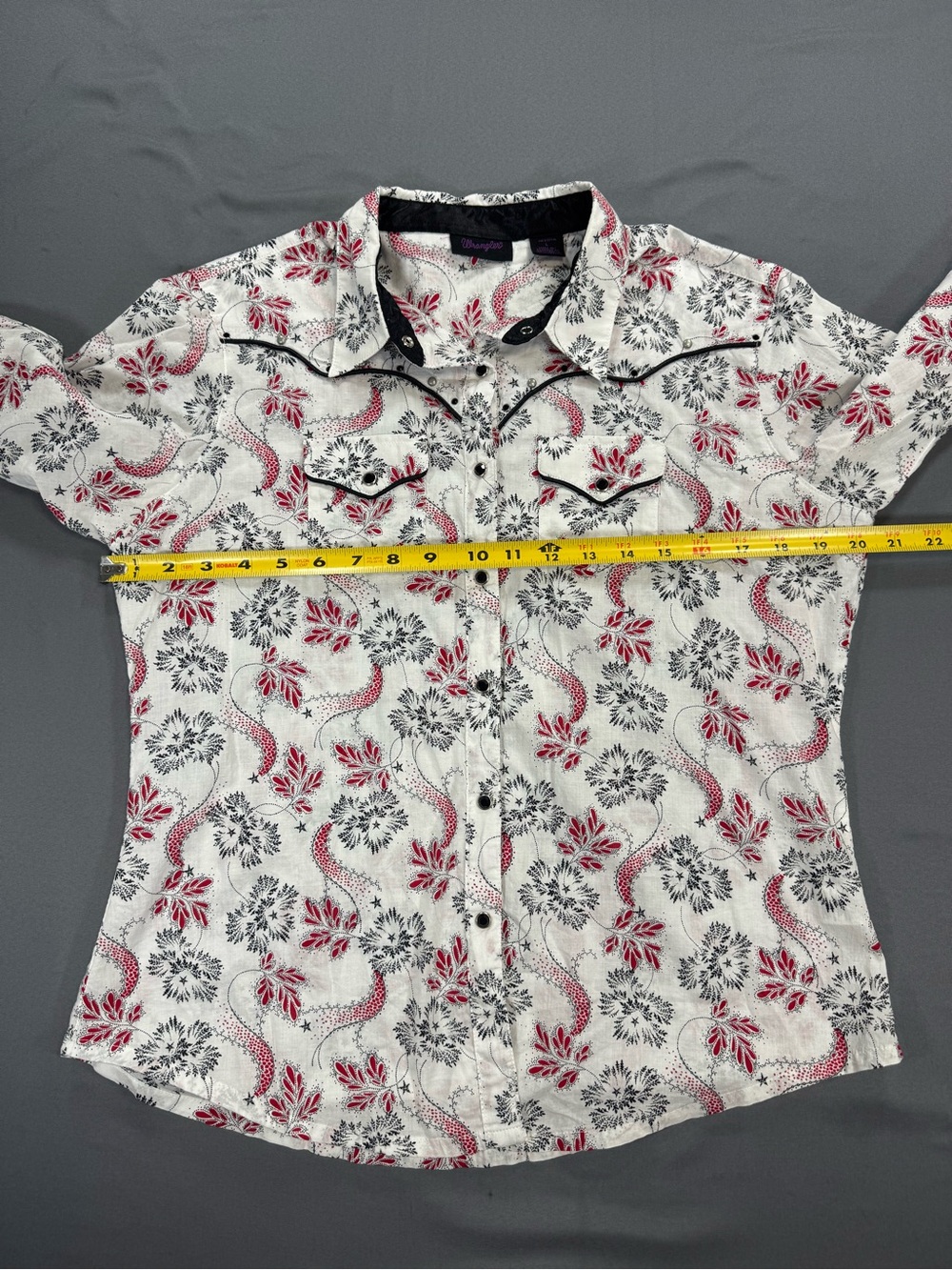 Wrangler Women’s Snap Front White and Red Floral Collard Shirt - Picture 5 of 6